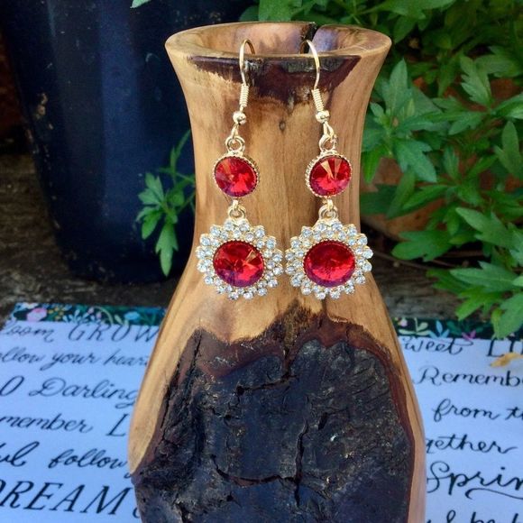 NWT Crystal Dangle Earrings Red Gold Tone - Picture 2 of 2